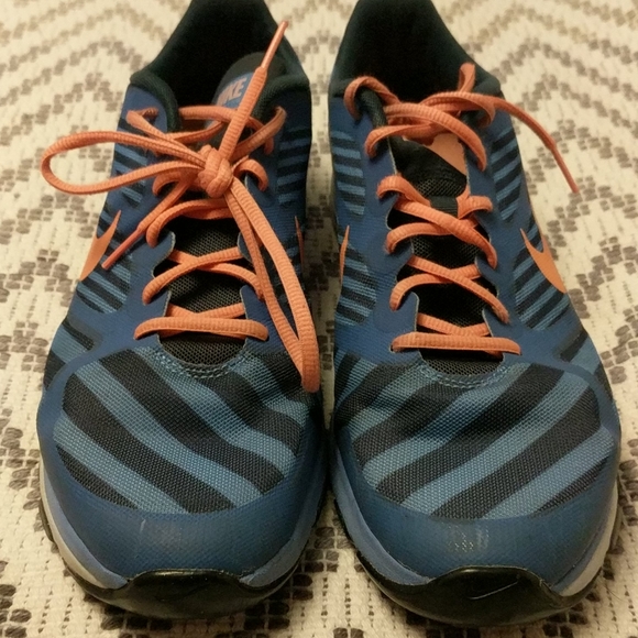 Nike Tennis Shoes - Picture 5 of 9